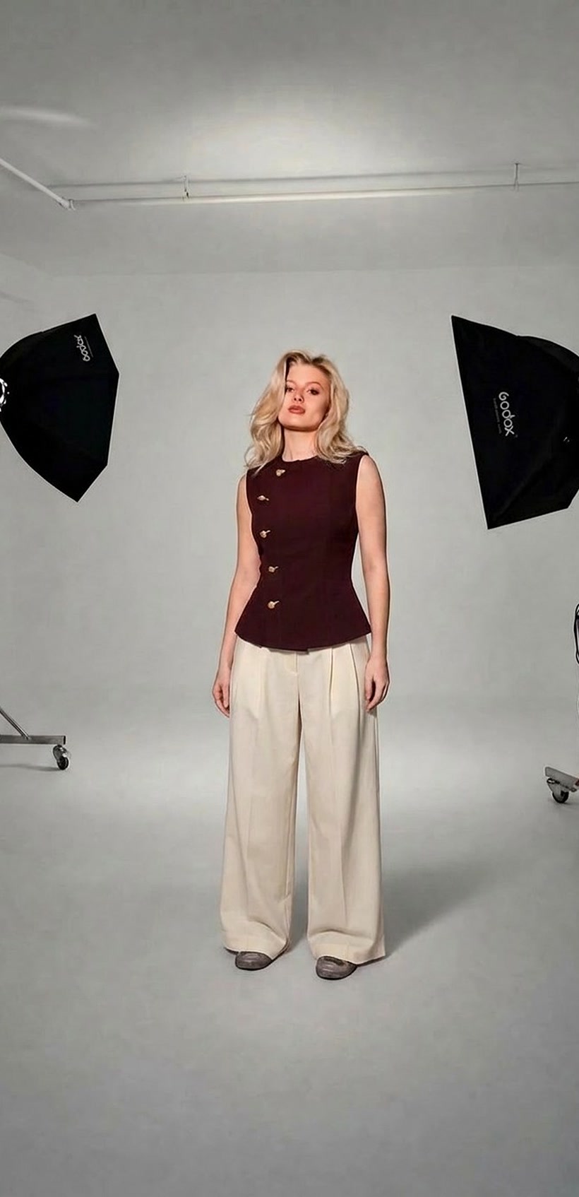 Après : top bordeaux et pantalon large, composé par Marova